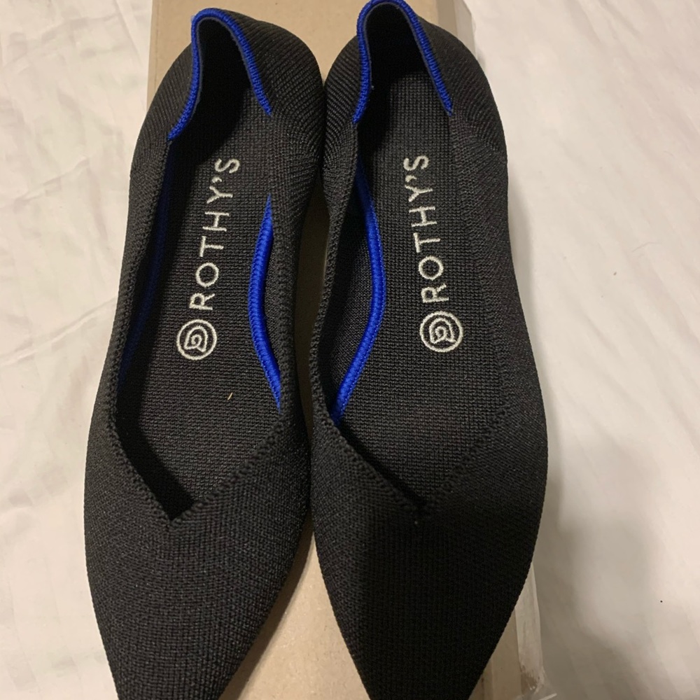 Size 8 black Point rothys
